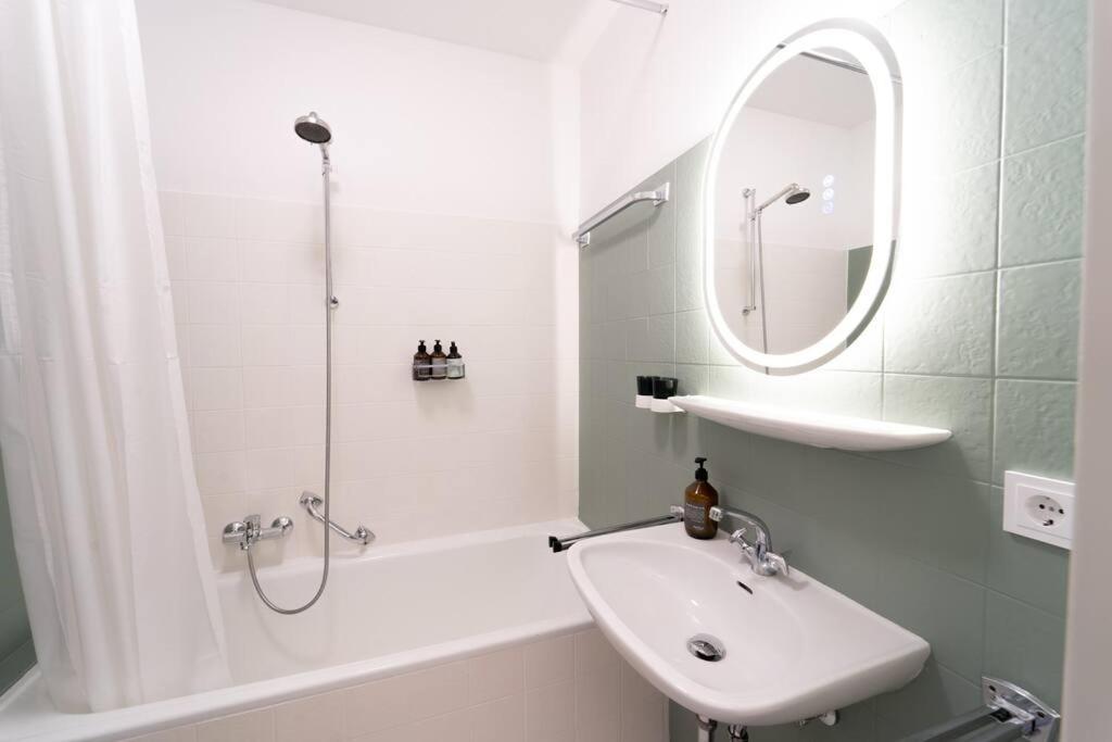Apartment Mit Balkon Und Privatparkplatz Augsburg Eksteriør billede